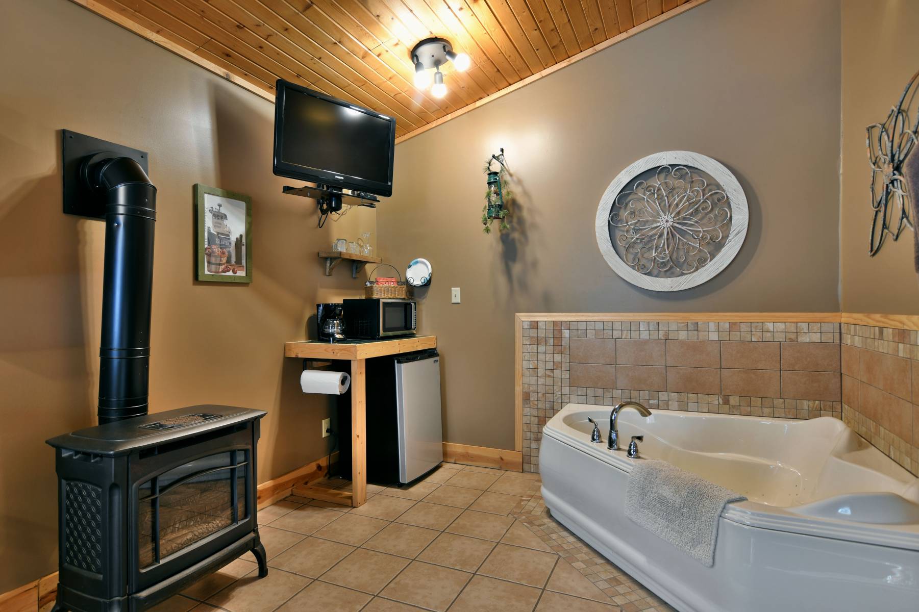 Bayfield WI Cottage with Jacuzzi