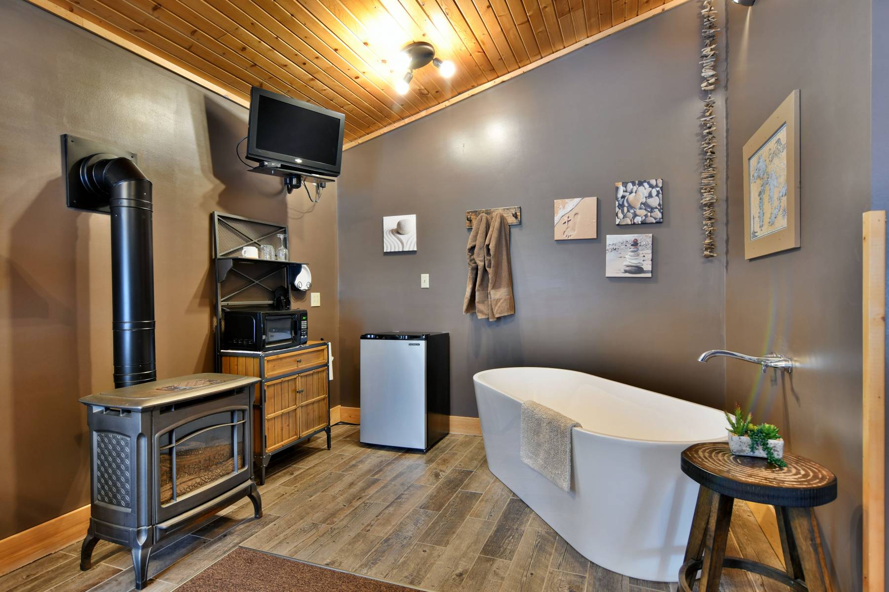Bayfield WI Cottage with 2-Person Soaking Tub